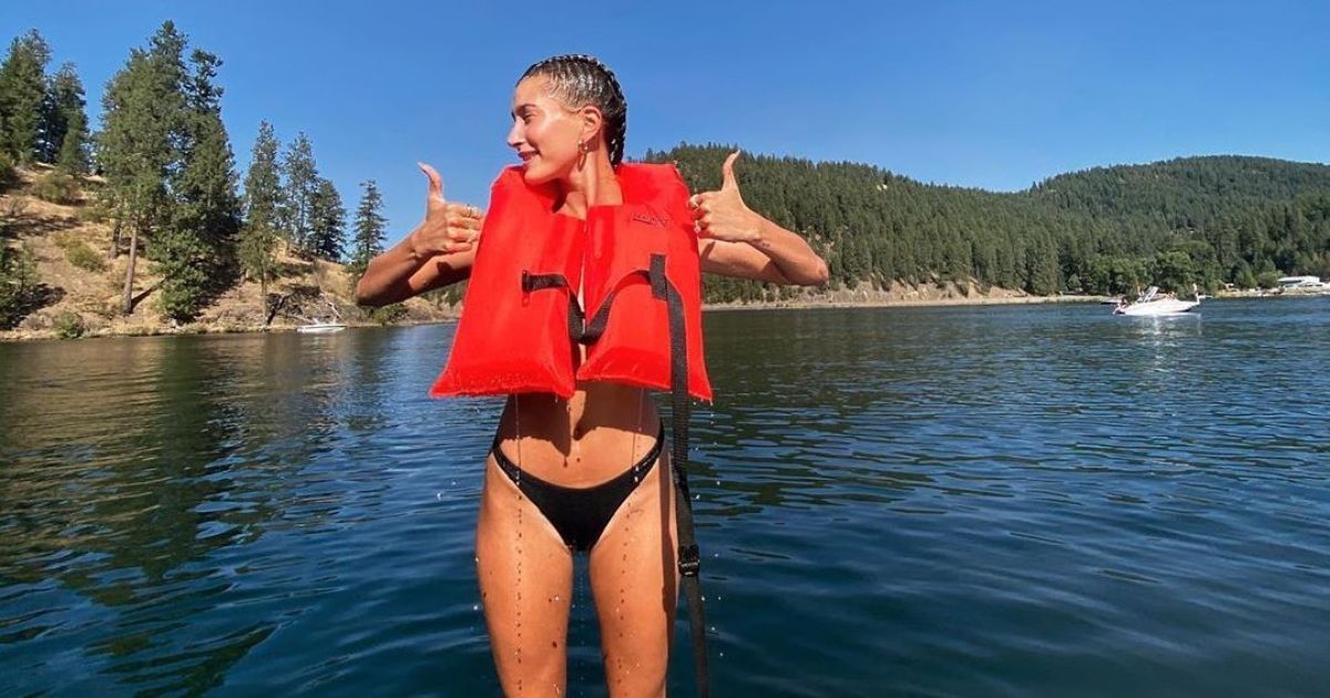 Гейлі Бібер у відвертому бікіні позувала у ніжних обіймах чоловіка