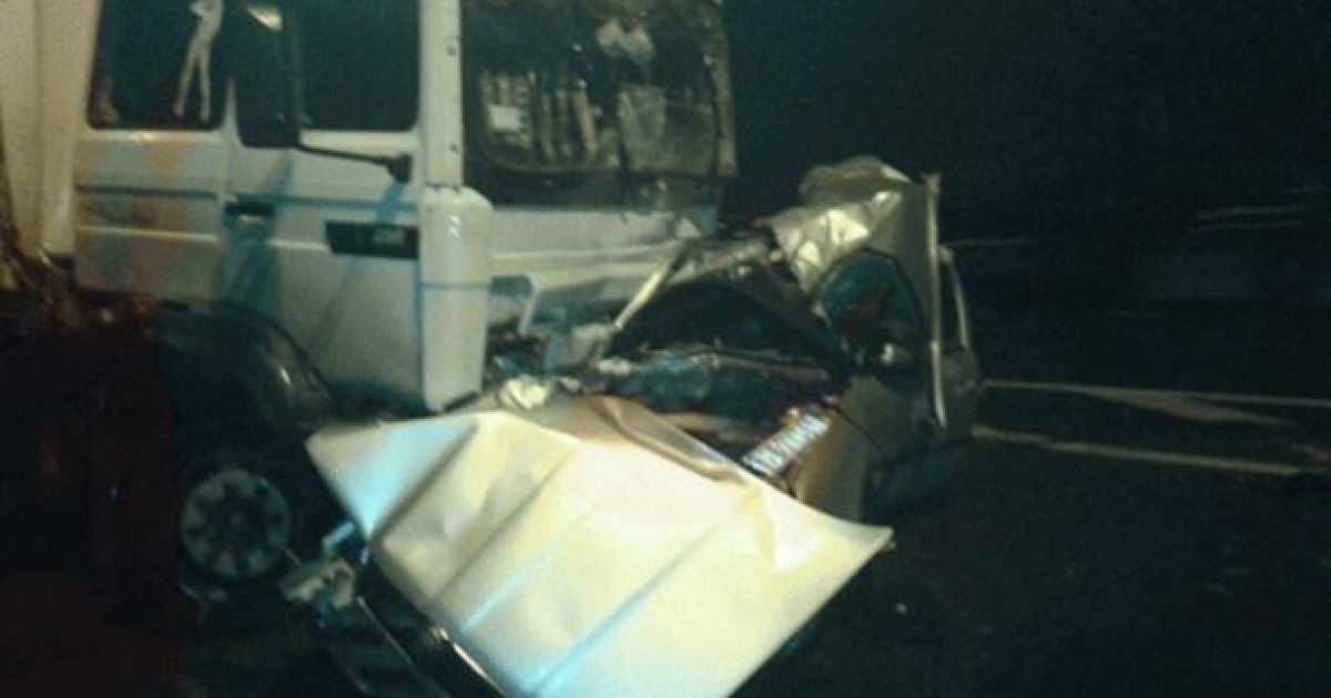Под Ровно легковушка выехала на встречку и влетела в грузовик: есть жертвы