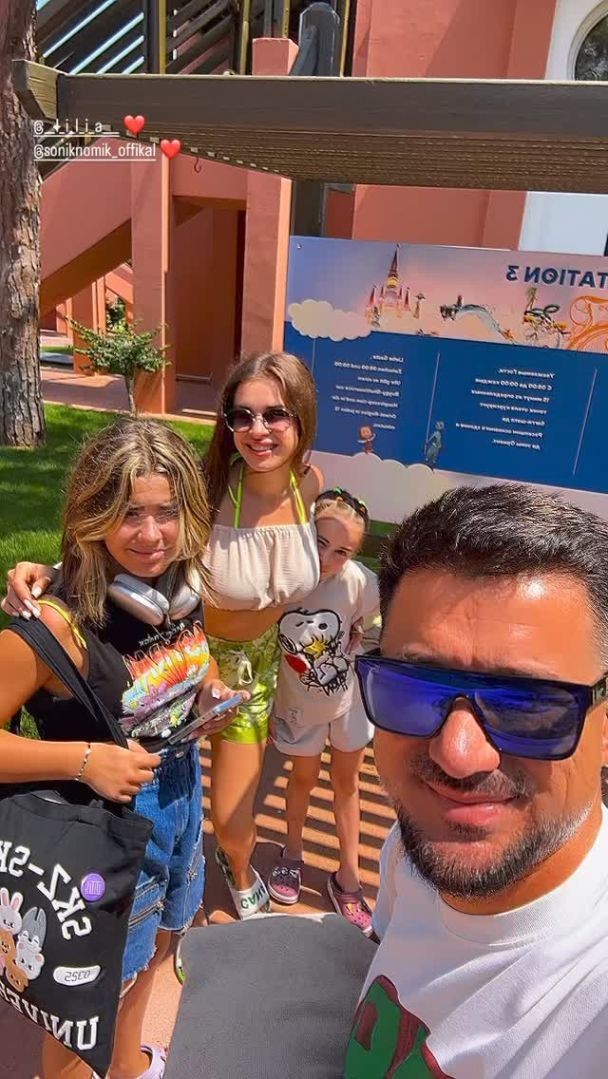 Ексчоловік Ані Лорак з дружиною і їхніми доньками від попередніх стосунків / © instagram.com/muratnalca