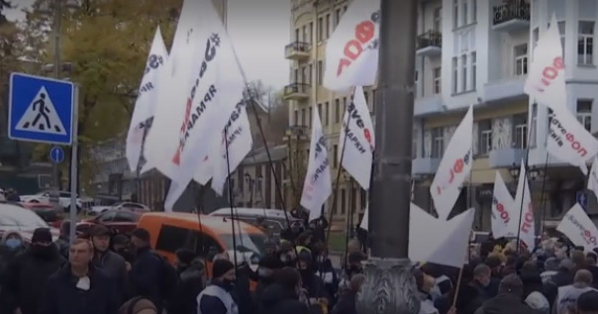 У центрі Києва підприємці на знак протесту перекрили рух: чого вимагали