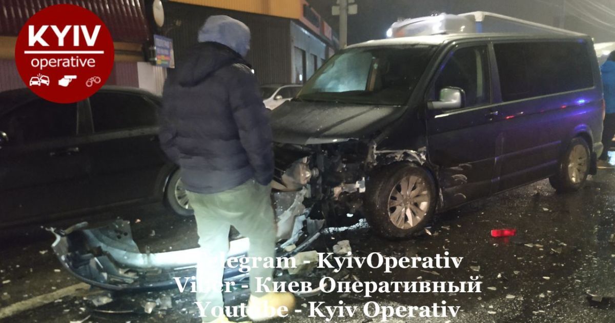 В Киеве состоялась ночная авария: разбиты несколько автомобилей