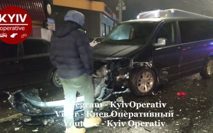 В Киеве состоялась ночная авария: разбиты несколько автомобилей