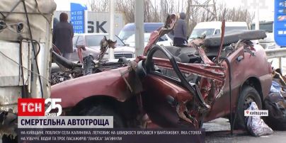 ДТП під Києвом: на Одеській трасі легковик врізався у вантажівку, яка стояла на узбіччі | Новини України