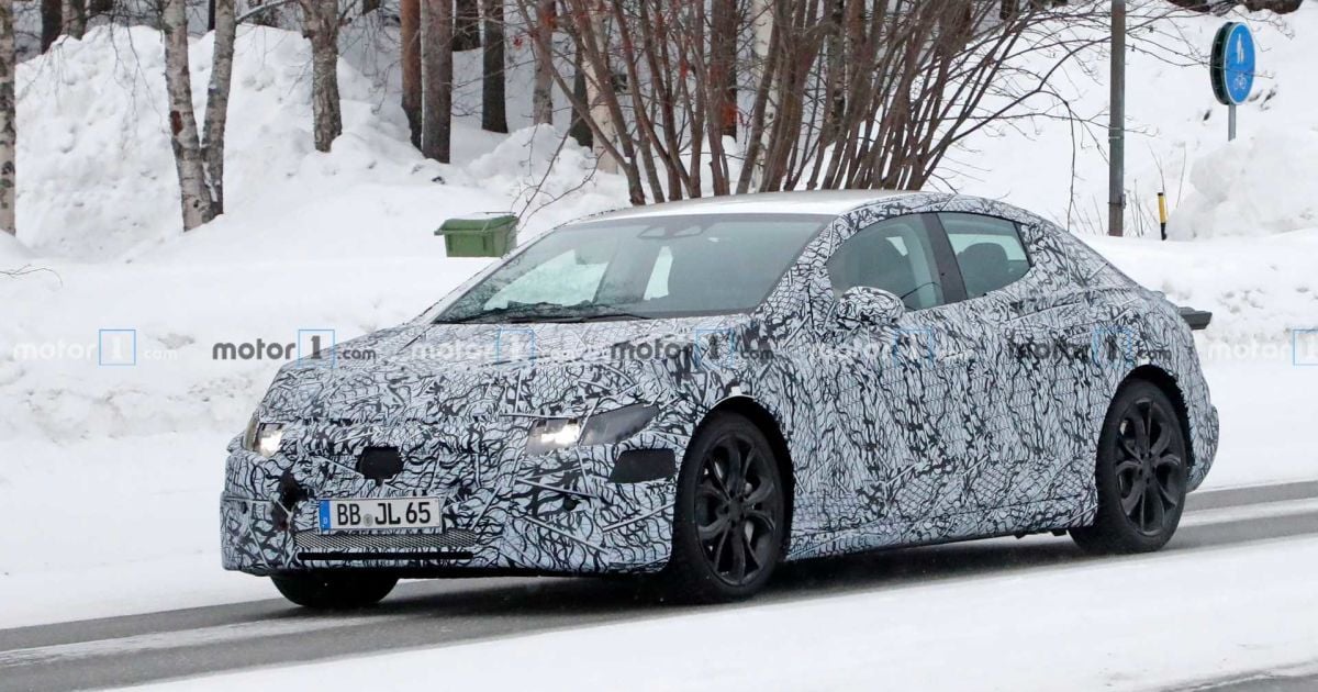 Автошпионы засняли электрический седан Mercedes EQE на испытаниях