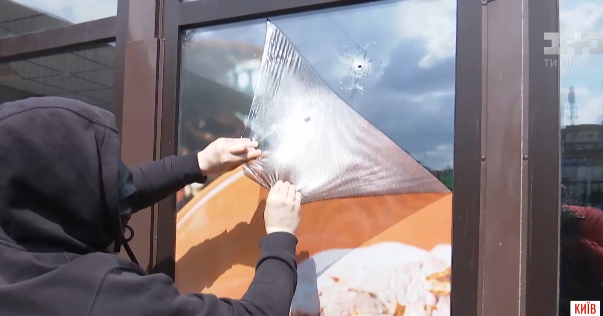 В Киеве неизвестный обстрелял продуктовый рынок: пули попали в окна соседних домов и припаркованные авто