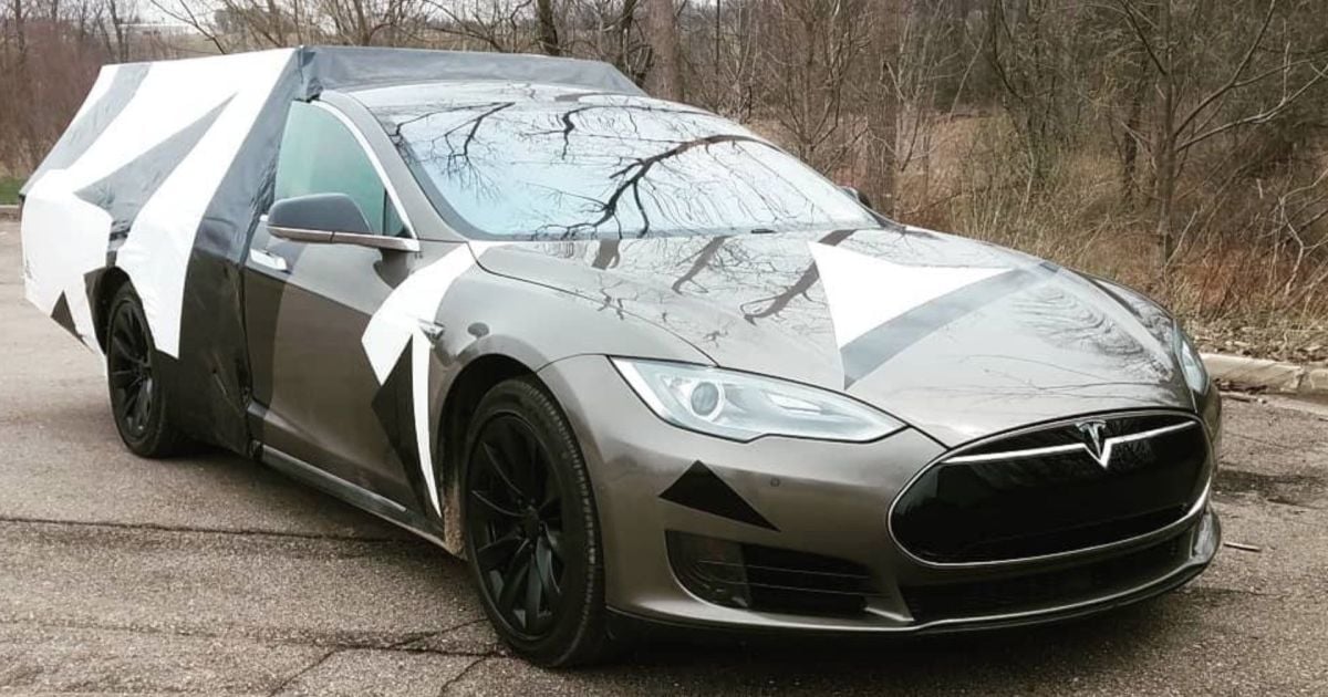 Електрокар Tesla Model S перетворили на автодім для подорожей