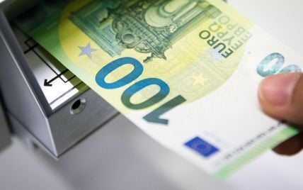 Евро упал ниже 27 гривен, а доллар достиг минимального значения в этом году: курс на 23 сентября