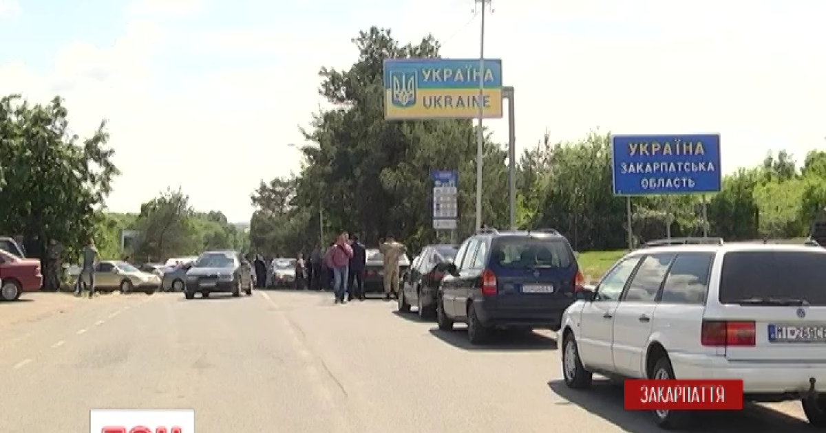 Владельцы автомобилей с иностранной регистрацией заблокировали границу с Словакией