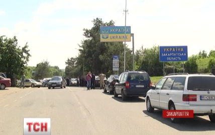 Власники автівок з іноземною реєстрацією заблокували кордон з Словаччиною