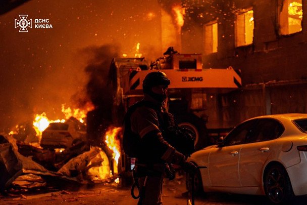 8 липня 2026 року. Росія атакувала Київ балістичними ракетами — серія з чотирьох-пʼяти вибухів пролунала за кілька хвилин до оголошення тривоги в місті. Вдосвіта місто атакували реактивні «Шахеди», а о 5 ранку в столиці лунали вибухи. / © ДСНС