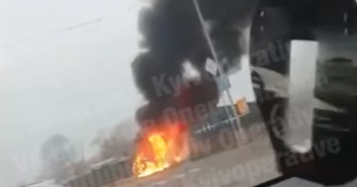 У Києві невідомі спалили євробляху, яка пів року стояла біля дороги: відео
