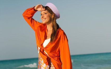 У мандариновій сорочці і стильній спідниці-шортах: Катя Осадча у яскравому луці прогулялася пляжем в ОАЕ