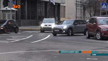 Комунальники у Києві малюють нову нелогічну розмітку: перехрестя, де кожен їде головною