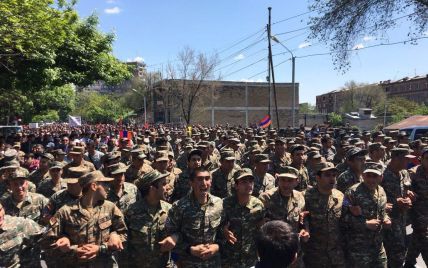 У Єревані частина військових перейшла на бік мітингувальників