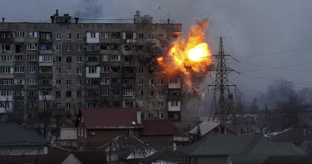 В окупованому Маріуполі загарбники розповідають дітям, як вони вбивають українців