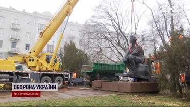 Декоммунизация продолжается: в Днепре демонтировали памятники Горькому и Чкалову