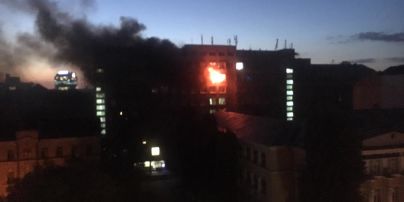 Во время пожара в киевском университете огнеборцы спасли мужчину