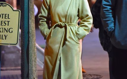 Утеплилась: Дженнифер Лопес в пальто и уггах на съемках в Нью-Йорке