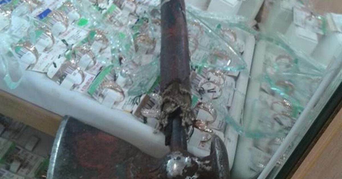 У Києві чоловіки у балаклавах із сокирою та биткою пограбували ювелірний магазин