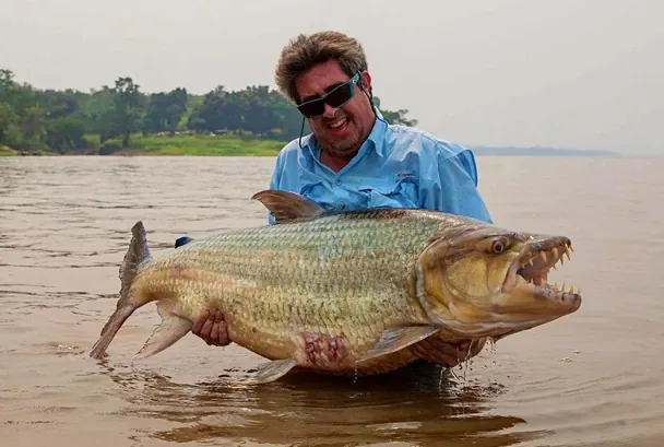 Гері Ньюмен зі своїм монструозним уловом у річці Конго / © Boroma fishing&Mbenga Congo/Facebook