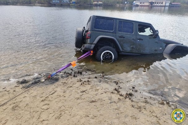 Рятувальники КАРС витягли автомобіль з води Фото: КАРС «Київська служба порятунку»