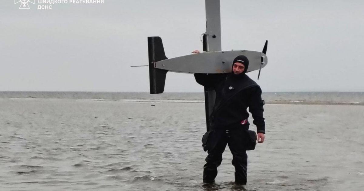 Водолазы изъяли остатки БПЛА из Киевского водохранилища вблизи села Лебедевка. Там во время прогулки местный житель нашел обломки беспилотника на воде. Фото: ГСЧС