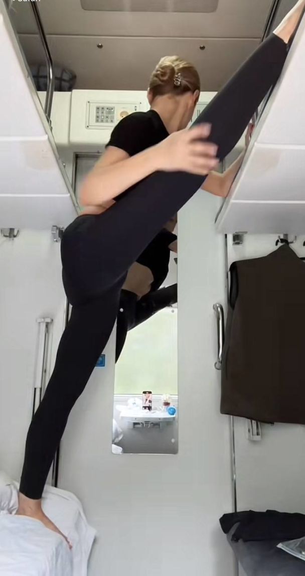 Тина Кароль в поезде занимается йогой / © 