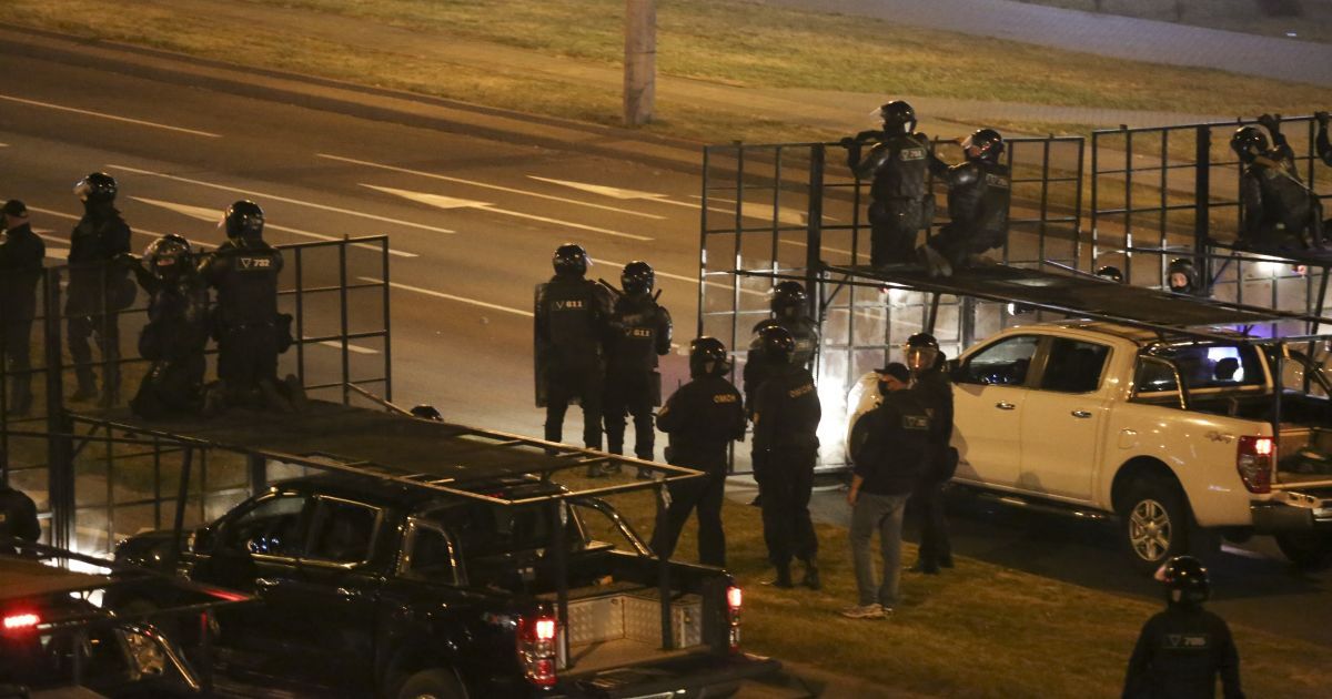 В Минске силовики во время протестов сильно избили российского журналиста с "Медузы", связь с ним отсутствует