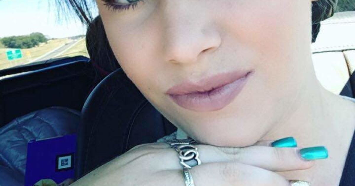 Двоє малюків загинули у розпеченій сонцем машині, поки мати розважалась із другом