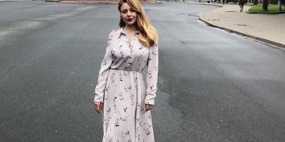 Тина Кароль в скромном платье с цветочным принтом прошлась по улицам Риги