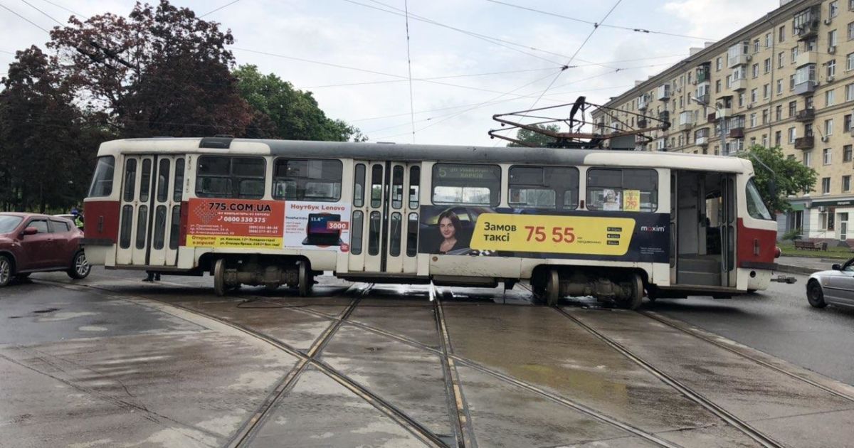 У Харкові трамвай зійшов з рейок та протаранив легковик з жінкою та малою дитиною в салоні