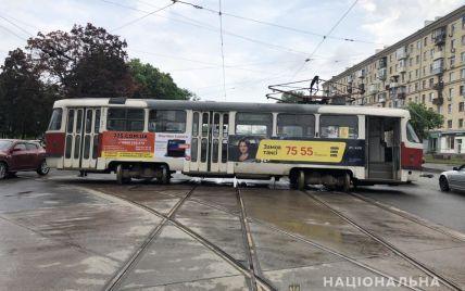 В Харькове трамвай сошел с рельсов и протаранил легковушку с женщиной и маленьким ребенком в салоне