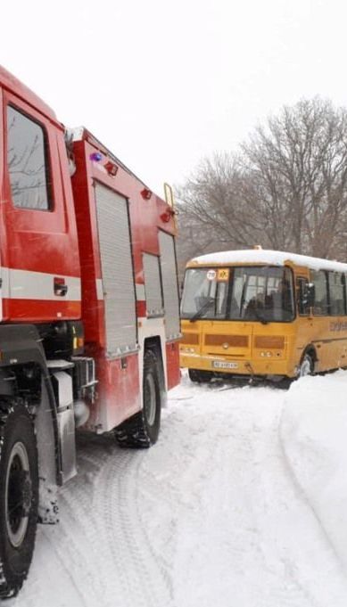 В Днепропетровской области школьный автобус с 20 учениками застрял в снежном сугробе