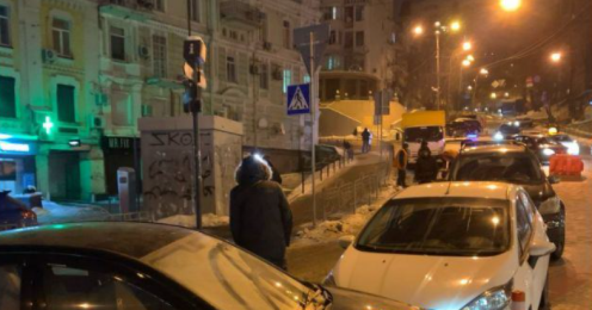 В центре Киева столкнулись шесть автомобилей из-за прорыва трубы: фото