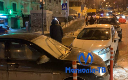 У центрі Києва зіткнулися шість автівок через прорив труби: фото