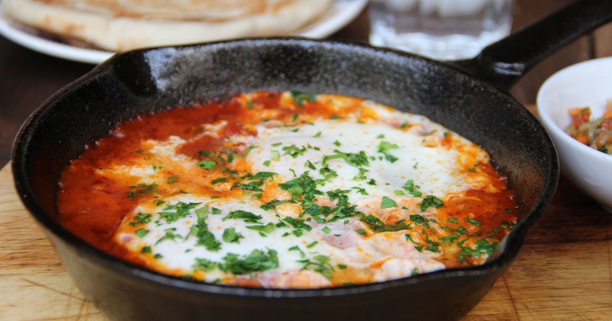 Так готовят яичницу в Израиле на завтрак.