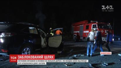 Легковик врізався у лісовоз на вузькій дорозі при в’їзді у Калинівку