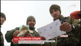 Українські школярі приготували листівки і подарунки для військових на новорічні свята