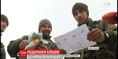 Українські школярі приготували листівки і подарунки для військових на новорічні свята