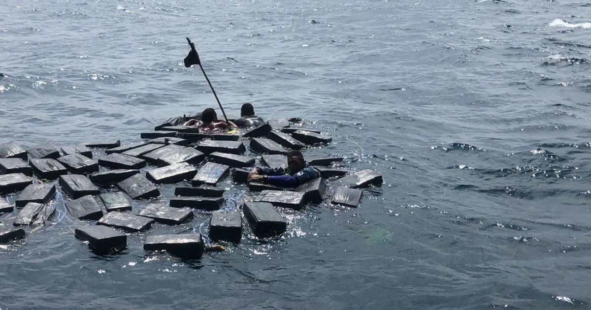 На пляжи во Франции выбросило почти тонну кокаина