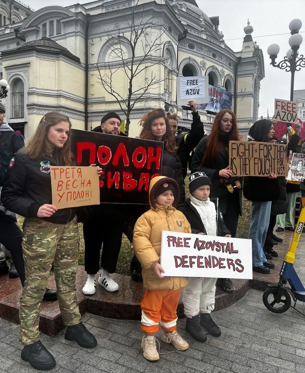MONATIK із дружиною та синами на мітингу / © instagram.com/monatik_official