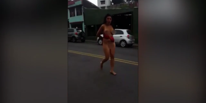 В Коста-Рике голая женщина "приставала" на улицах к грузовикам