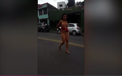 В Коста-Рике голая женщина "приставала" на улицах к грузовикам
