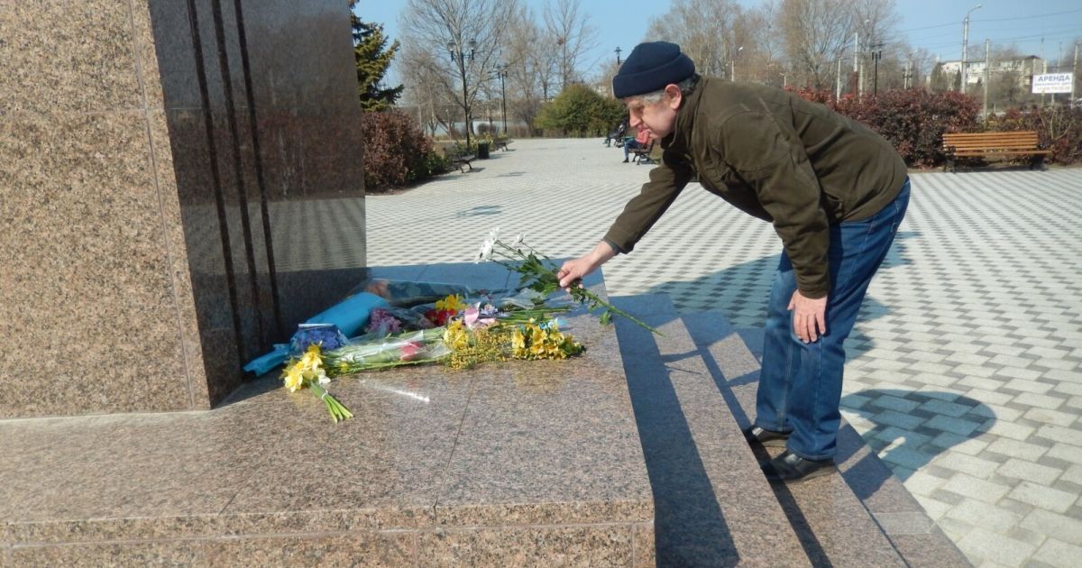 До пам'ятника Тарасу Шевченку в окупованому Севастополі поклали квіти в кольорах українського прапора (фото)