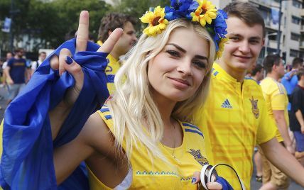 Красуня-фанатка збірної України підкорила серця вболівальників з усієї Європи