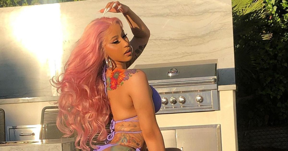 Майже оголена Cardi B з новою зачіскою засвітила величезне тату на сідницях