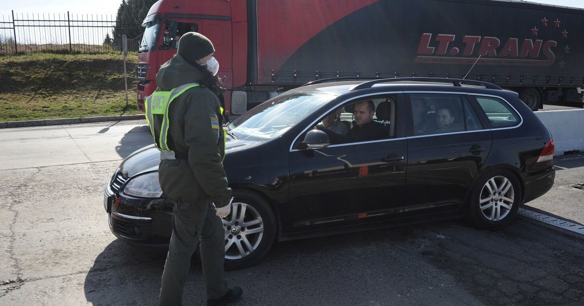 Правительство разрешило ехать транзитом через Украину без двухнедельной обсервации