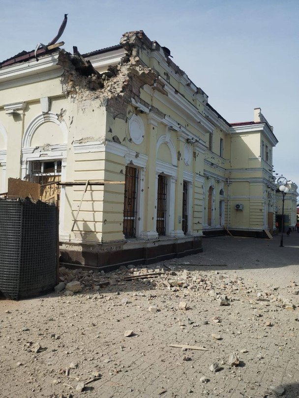 В Херсоне россияне обстреляли железнодорожный вокзал