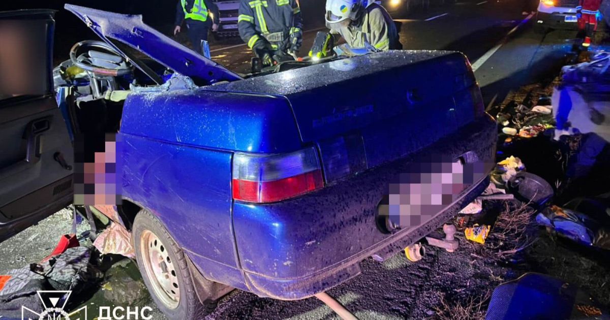 Легковушка "ВАЗ" столкнулась с "КамАЗом".