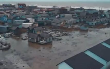Последствия шторма в Кирилловке: вода затопила базы и дома и не отступает (видео)
